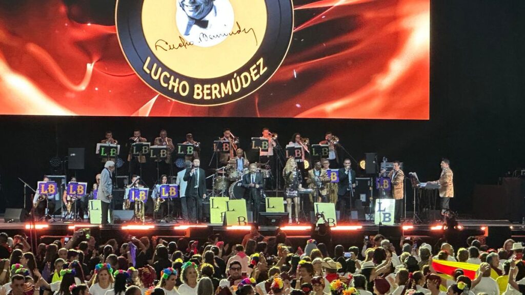 La Orquesta de Lucho Bermúdez lleva la Navidad a los adultos mayores con un gran baile en Bogotá