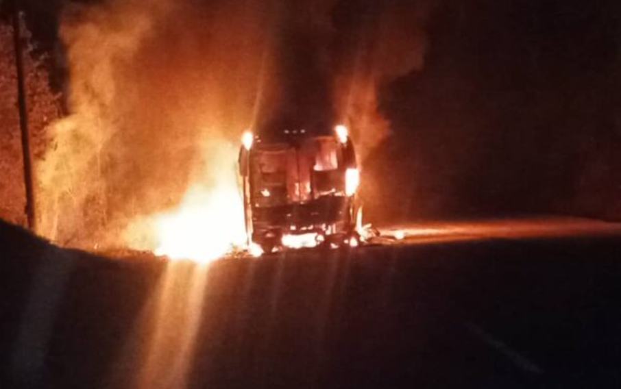 Voraz incendio devora un bus con destino a Maracaibo: pasajeros a salvo