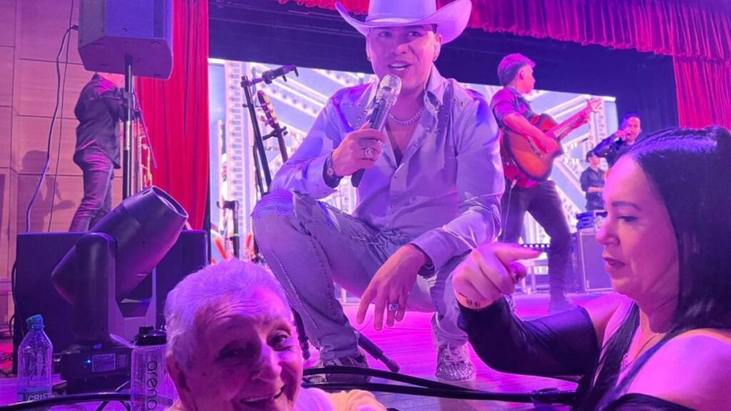 Así fue como Yeison Jiménez le cumplió un sueño a abuela de 86 años en la Feria de Cali