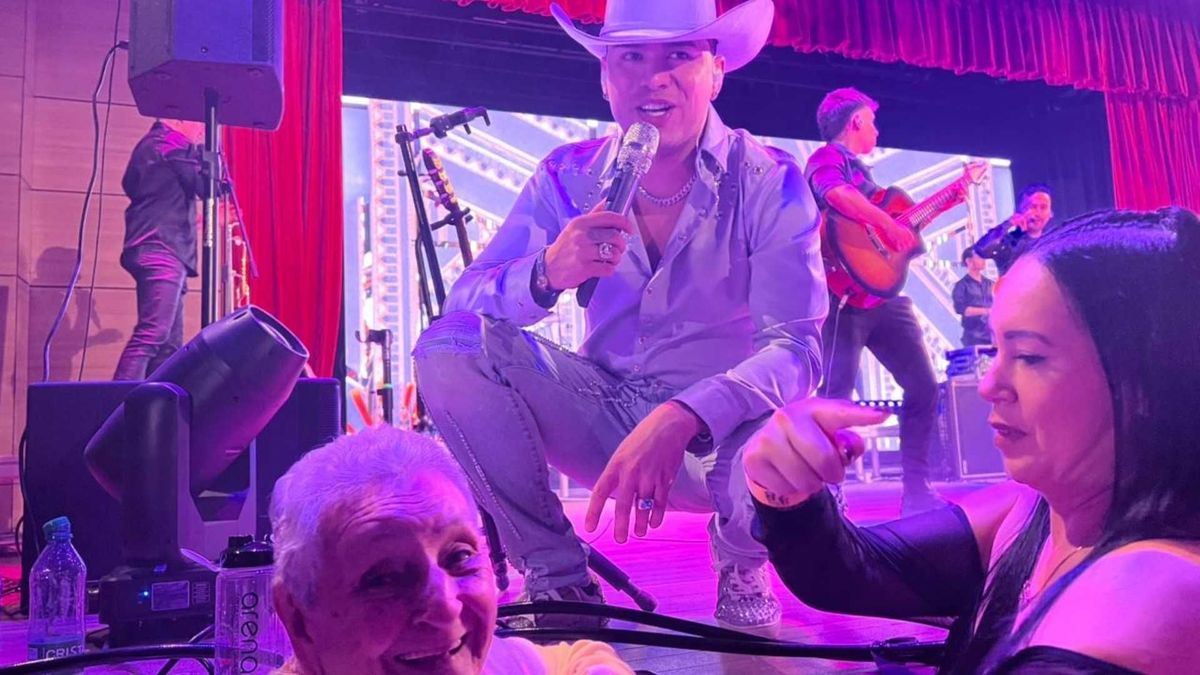 Así fue como Yeison Jiménez le cumplió un sueño a abuela de 86 años en la Feria de Cali