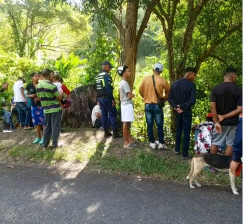 Dos motorizados cayeron en un barranco y fallecieron