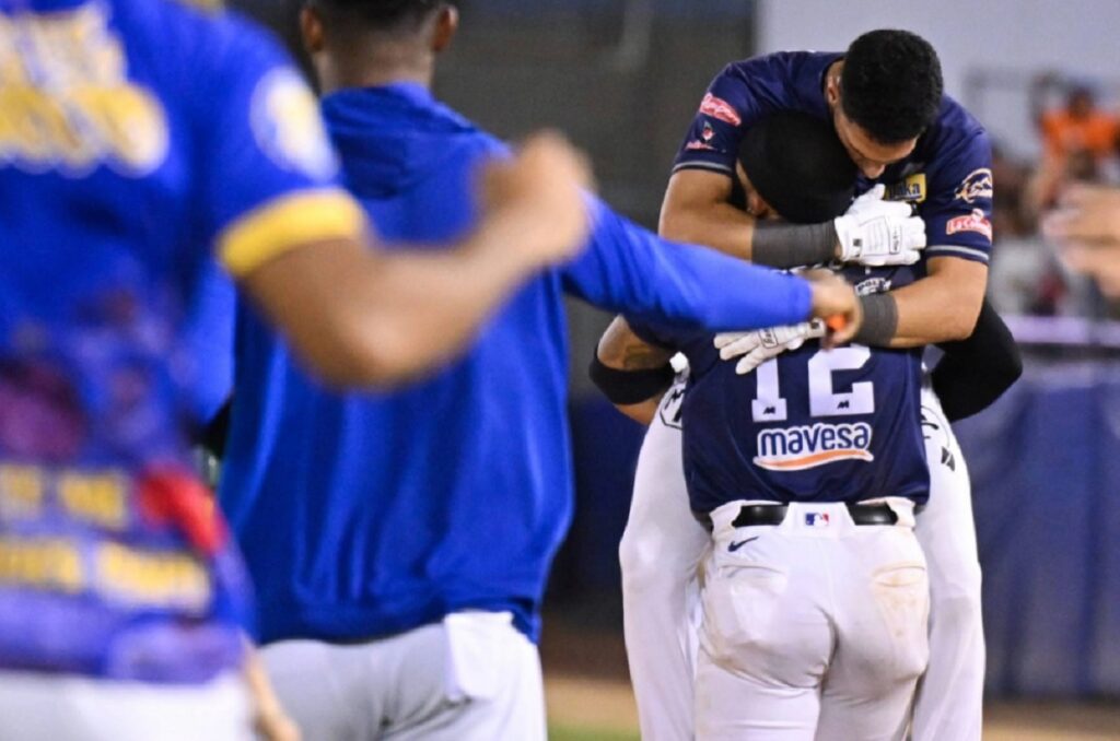 Magallanes remonta ante Cardenales y extiende su racha de victorias