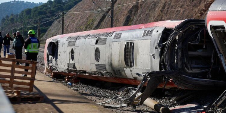 Tragedia ferroviaria en España: Una fractura previa en la vía cobra fuerza como causa del descarrilamiento