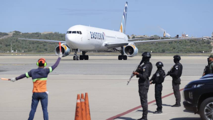 Venezuela recibe primer vuelo de deportados tras captura de Maduro