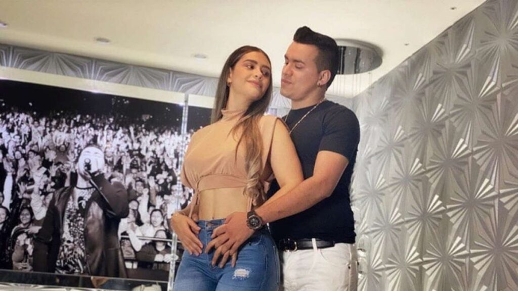 ella es Sonia Restrepo, la esposa del cantante, y sus tres hijos
