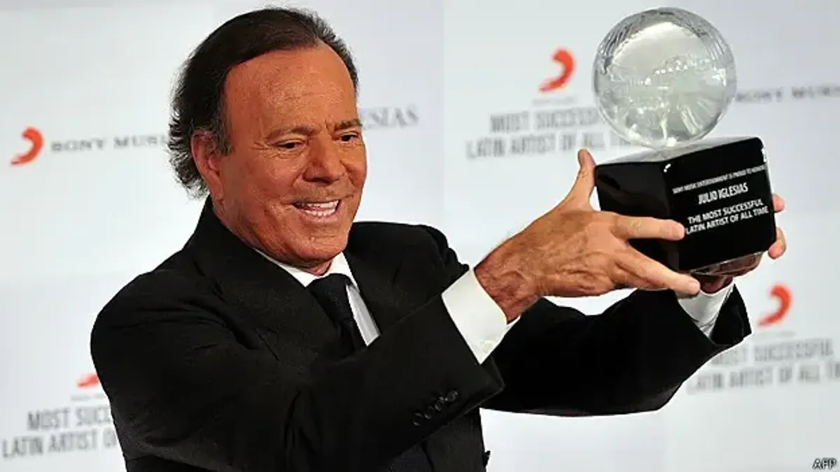 exmanager de Julio iglesias pone en duda denuncias contra el cantante