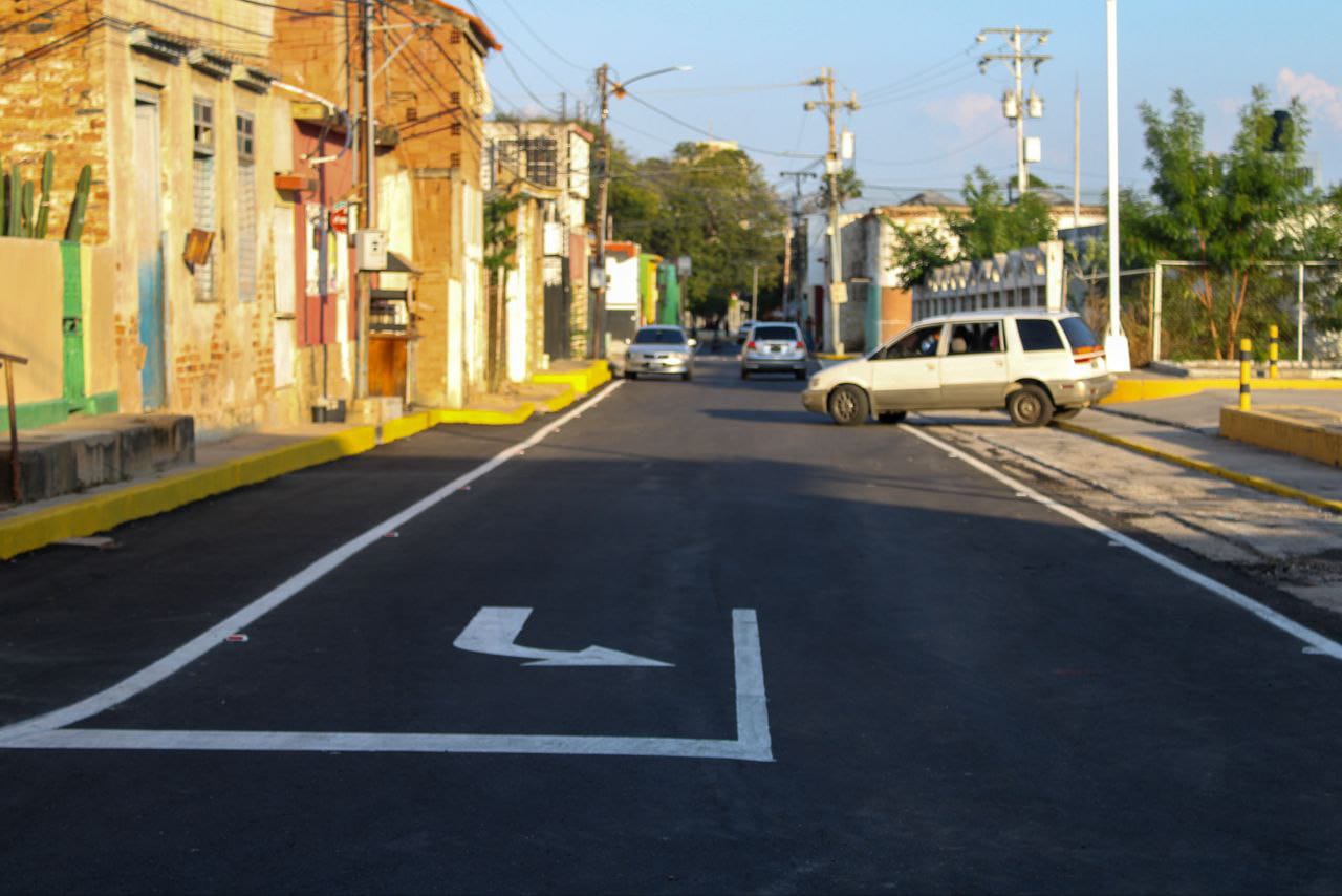 Alcaldía de Maracaibo recupera vialidad en Veritas con plan de asfaltado