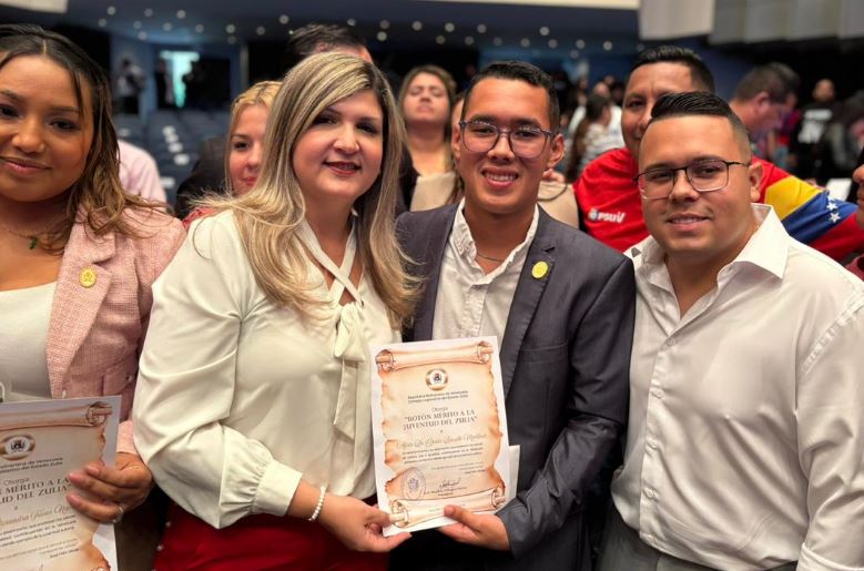 Primera dama Roselyn López de Caldera acompañó a la juventud zuliana en sesión solemne del Clez