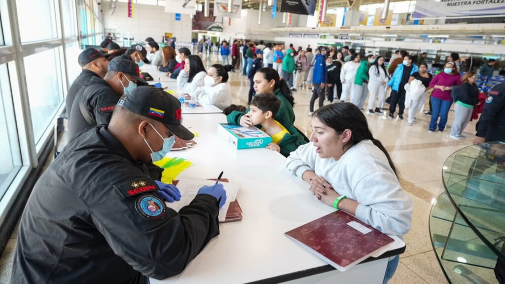 Retornan trescientos once venezolanos desde Estados Unidos en vuelo de repatriación