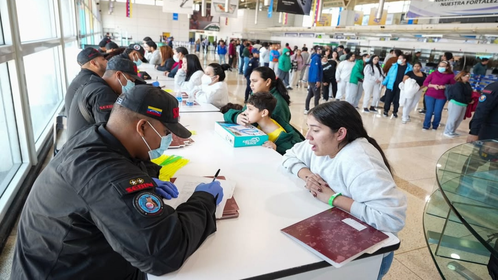 Retornan trescientos once venezolanos desde Estados Unidos en vuelo de repatriación