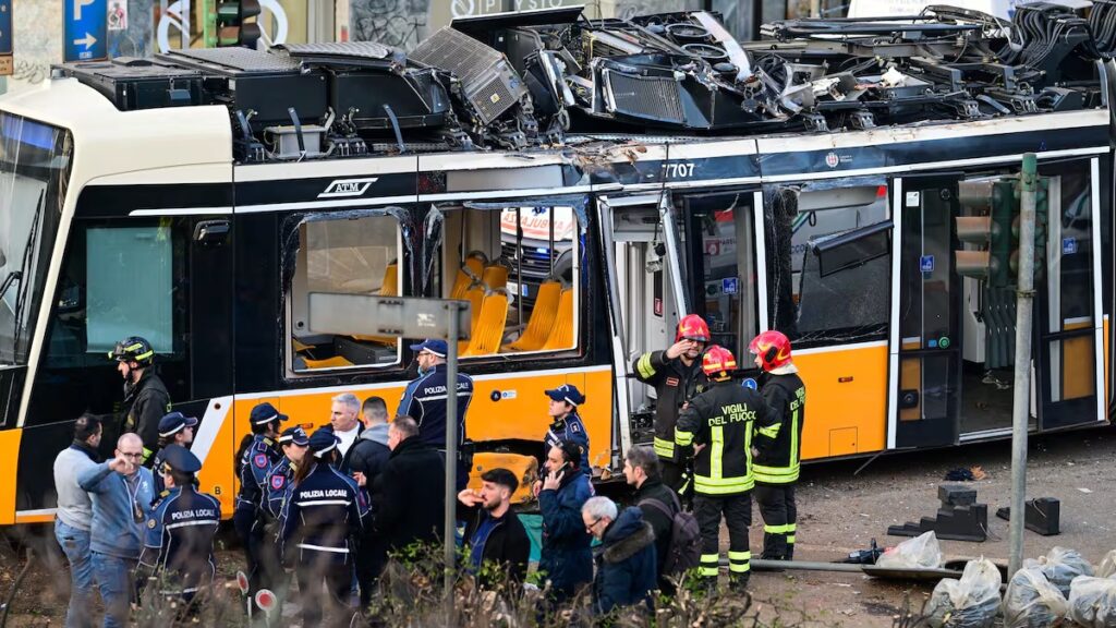 Descarrilamiento de un tranvía en Milán deja dos muertos y decenas de heridos