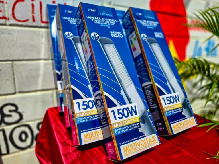 Gobernación del Zulia inicia plan de iluminación en 11 territorios comunales con la instalación de 700 luminarias