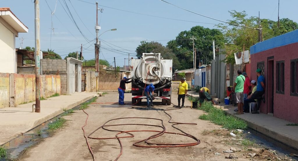 Plan Rector de Aguas Servidas avanza en saneamiento de colectores y bocas de visitaj en parroquia Coquivacoa