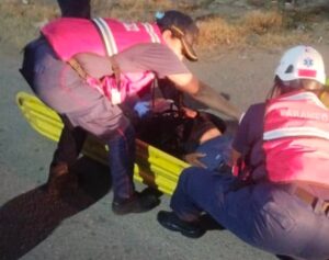 Un motorizado arrolla a dos personas en la avenida treinta y dos