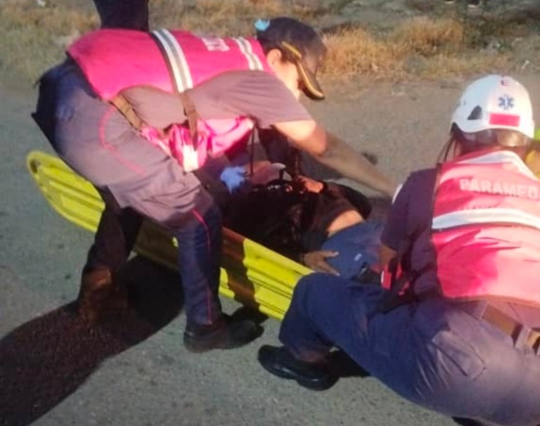 Un motorizado arrolla a dos personas en la avenida treinta y dos