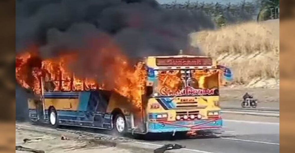 Video: Incendio de unidad de transporte genera alarma en La Victoria