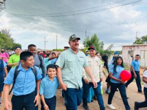 Luis Caldera entrega herramientas tecnológicas y útiles en Jesús Enrique Lossada