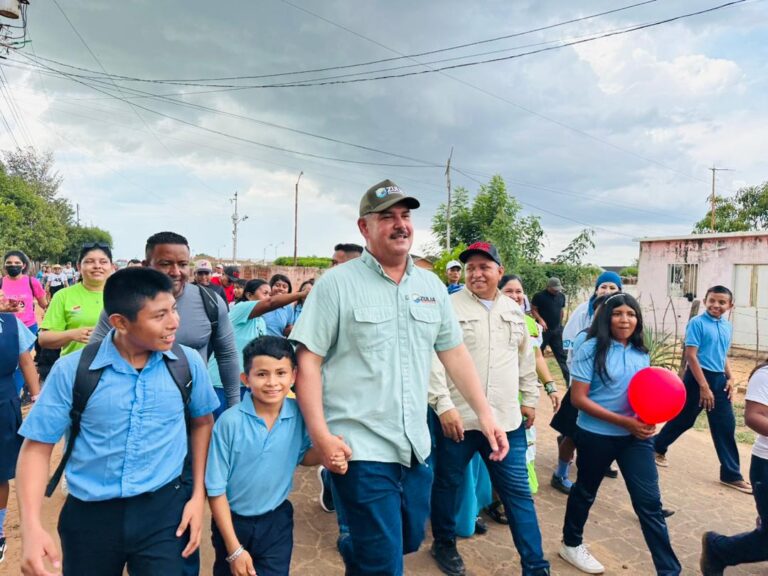 Luis Caldera entrega herramientas tecnológicas y útiles en Jesús Enrique Lossada