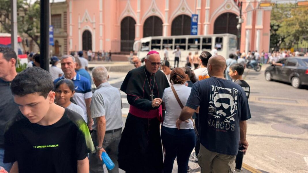 Monseñor Biord pide orar por Venezuela en visita a templos