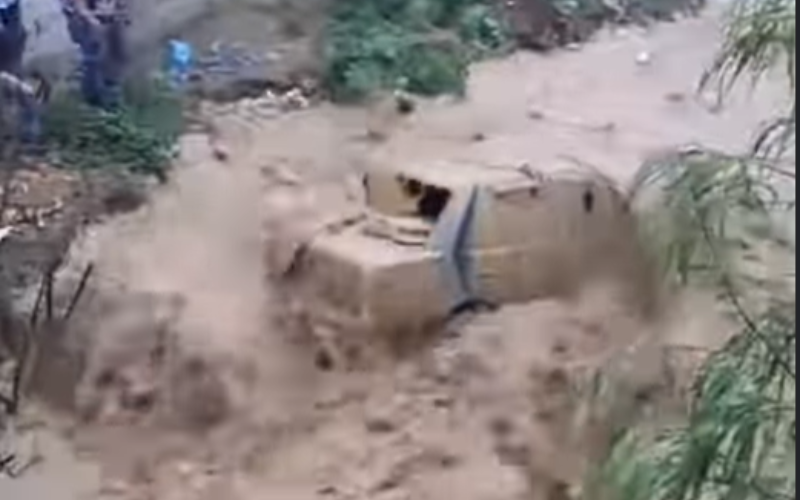 Rescatan a un hombre atrapado en su vehículo por crecida