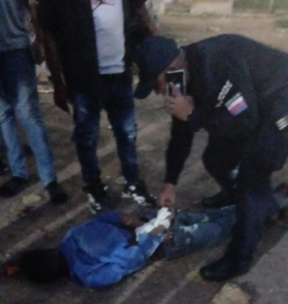Vecinos frustran atraco y neutralizan a sujeto que amenazaba a una joven