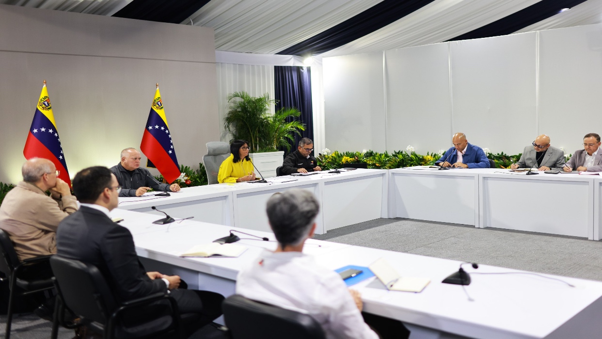 Delcy Rodríguez ordena al sector privado máxima autogeneración por pico eléctrico