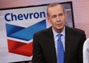 El CEO de Chevron advierte escasez global por cierre de Ormuz