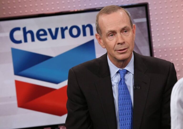El CEO de Chevron advierte escasez global por cierre de Ormuz