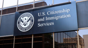 Estados Unidos exigirá salir del país para tramitar la residencia