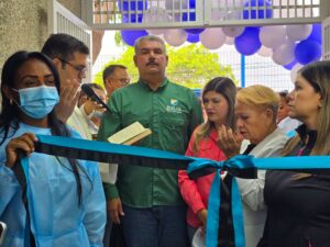 Gobernador Luis Caldera entrega rehabilitada la Clínica Popular Corito I, en Maracaibo