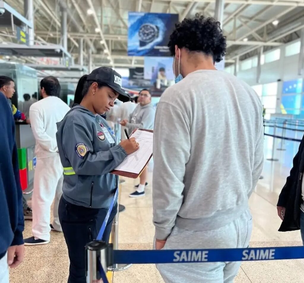 Regresan al país 156 venezolanos repatriados desde los Estados Unidos