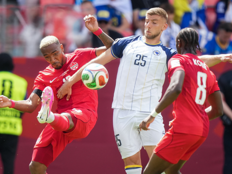 Canadá y Bosnia firman un histórico empate en el debut