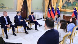 Delcy Rodríguez coordina alianzas comerciales con la multinacional Trafigura