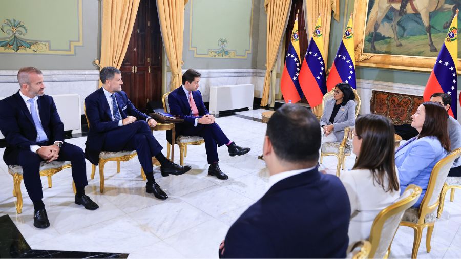 Delcy Rodríguez coordina alianzas comerciales con la multinacional Trafigura