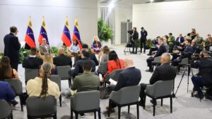 Delcy Rodríguez lidera encuentro económico para promover la paz social