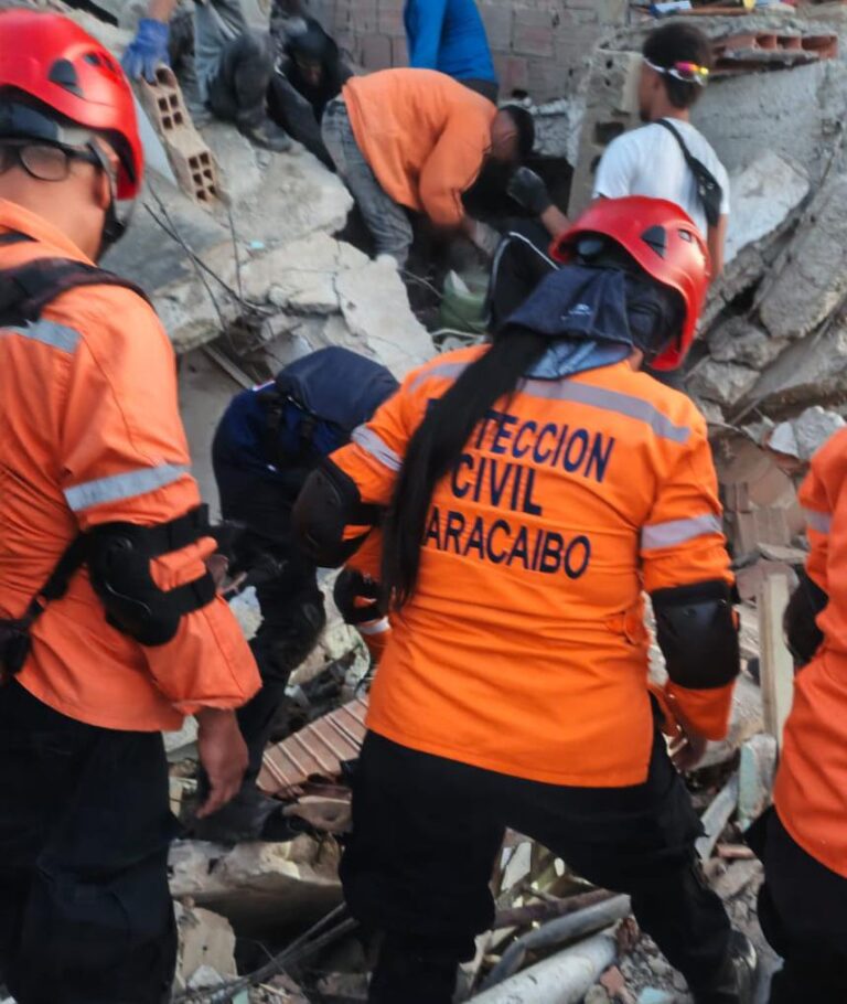 Protección Civil de Maracaibo se suma a las labores de rescate en La Guaira