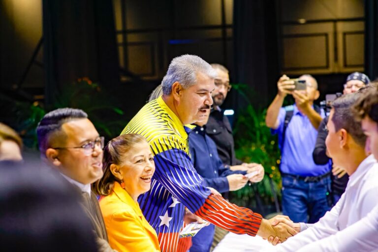 ​Zulia entrega 1.000 becas universitarias Jesús Enrique Lossada a jóvenes