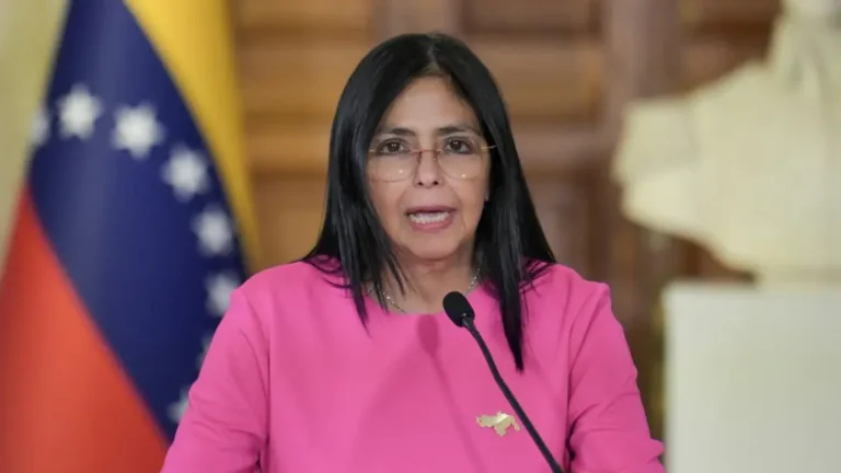 Delcy Rodríguez confirma 589 fallecidos y ordena militarizar La Guaira