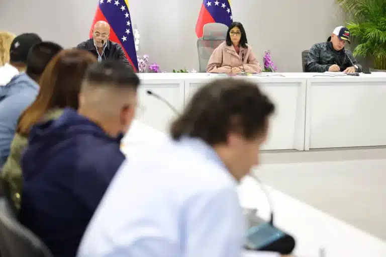 Delcy Rodríguez coordina campamentos transitorios para atender a damnificados por sismos