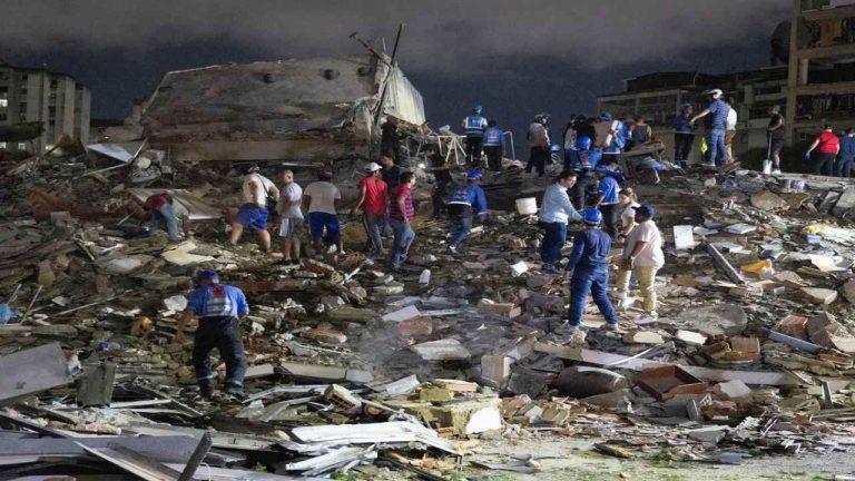 Gobierno eleva a 235 los fallecidos tras terremotos